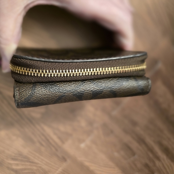 EUC COACH Sm Trifold Zip Around Wallet Dk Brown/Purple Snap Close 3 Card Slots - Picture 7 of 16